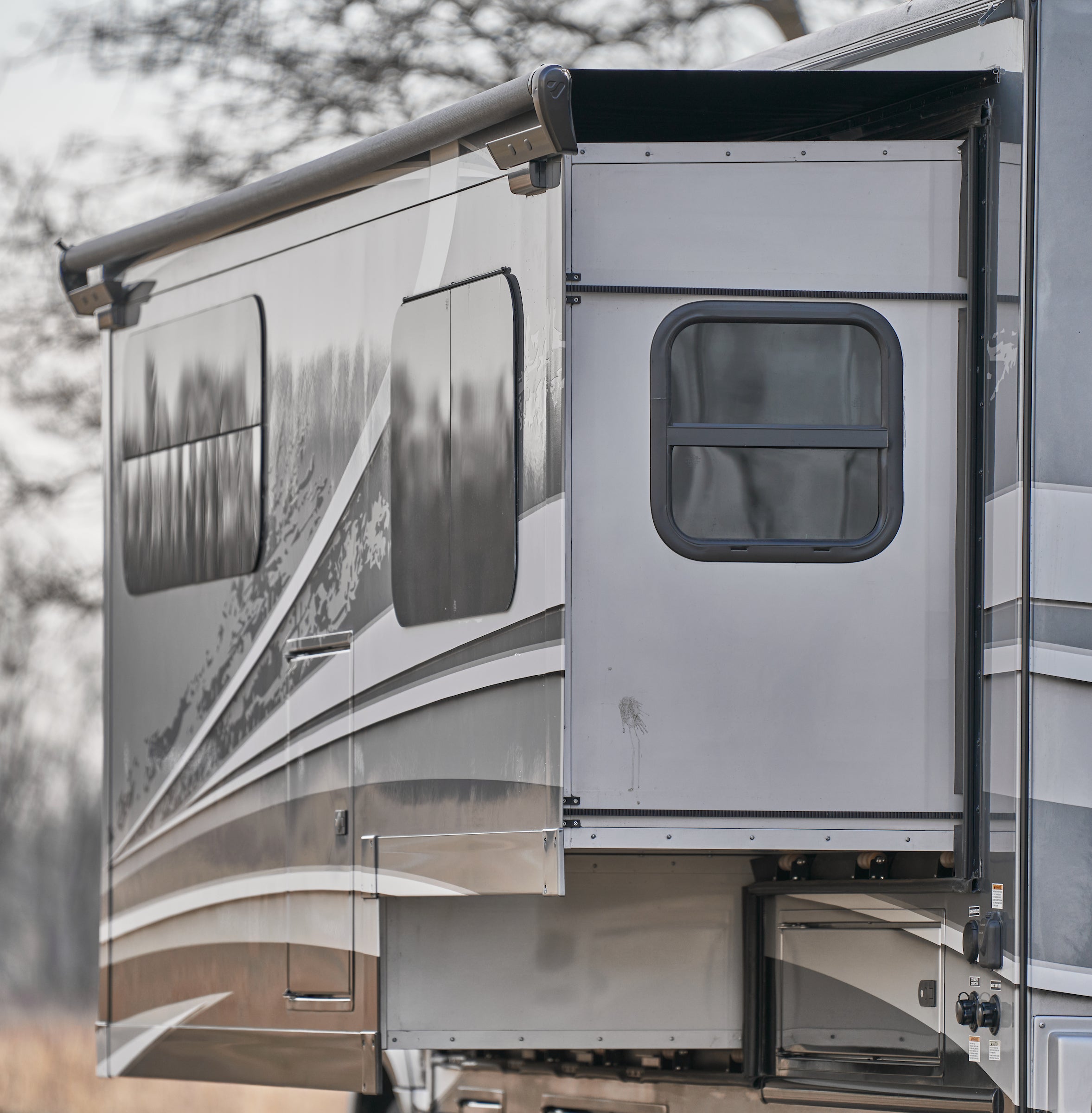 Velarium VSTK07201000 Complete Slide Topper Awning Roll Tube with White Canopy and White Hardware - 72" (Fits Rooms 61" to 67")